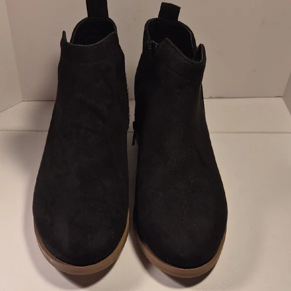 Time and Tru Black Heeled Boots - Picture 4 of 4